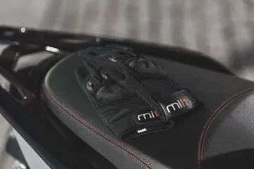 Guantes sobre el asiento de la Mitt Legrand 125cc, lista para la aventura urbana.