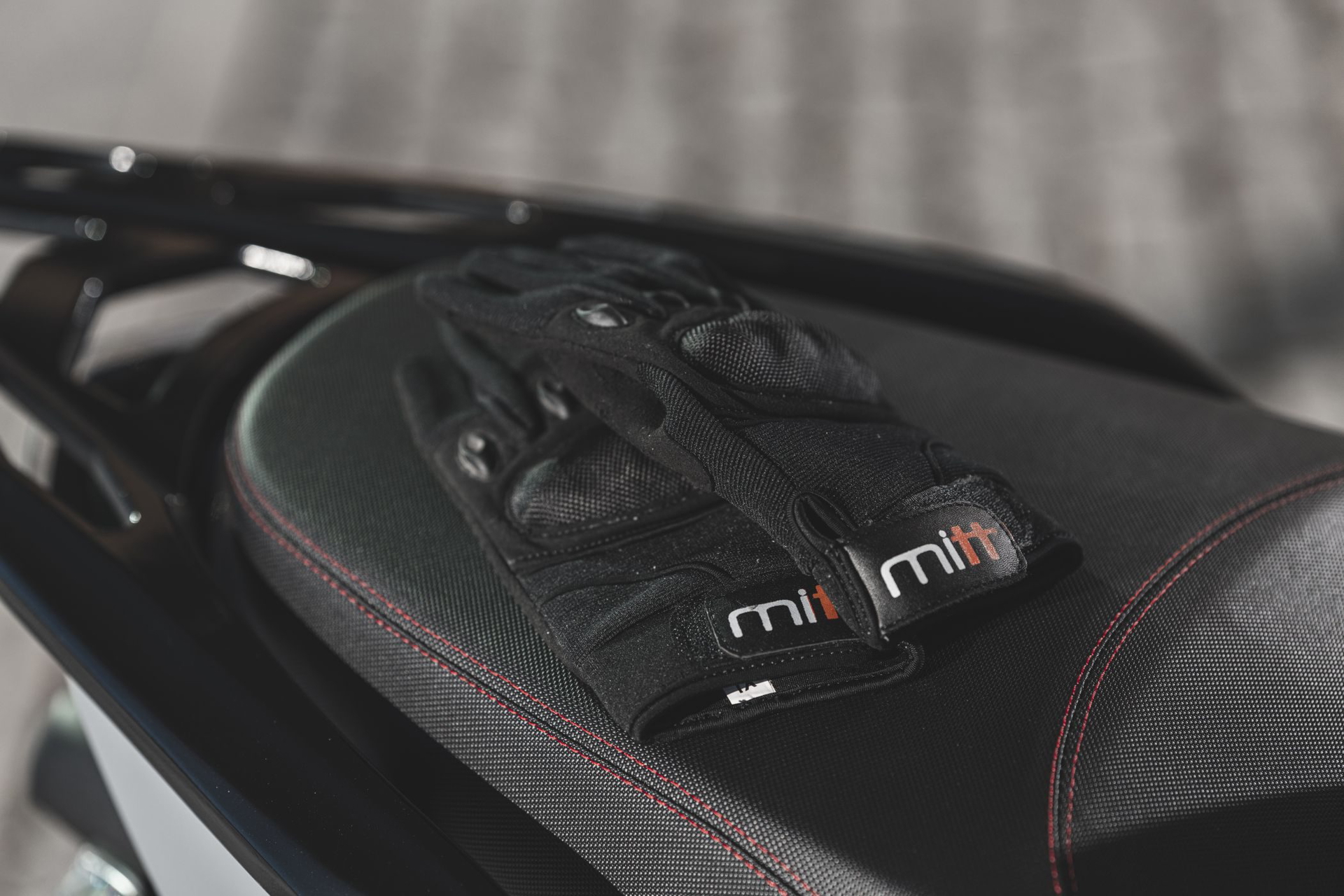 Guantes sobre el asiento de la Mitt Legrand 125cc, lista para la aventura urbana.