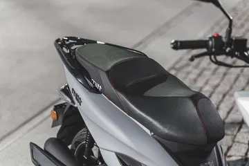 Asiento ergonómico ideal para la ciudad, combinando confort y diseño.