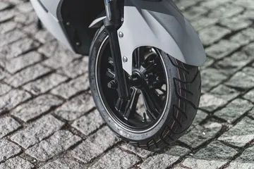 Detalle de la rueda del scooter, ideal para la movilidad urbana.