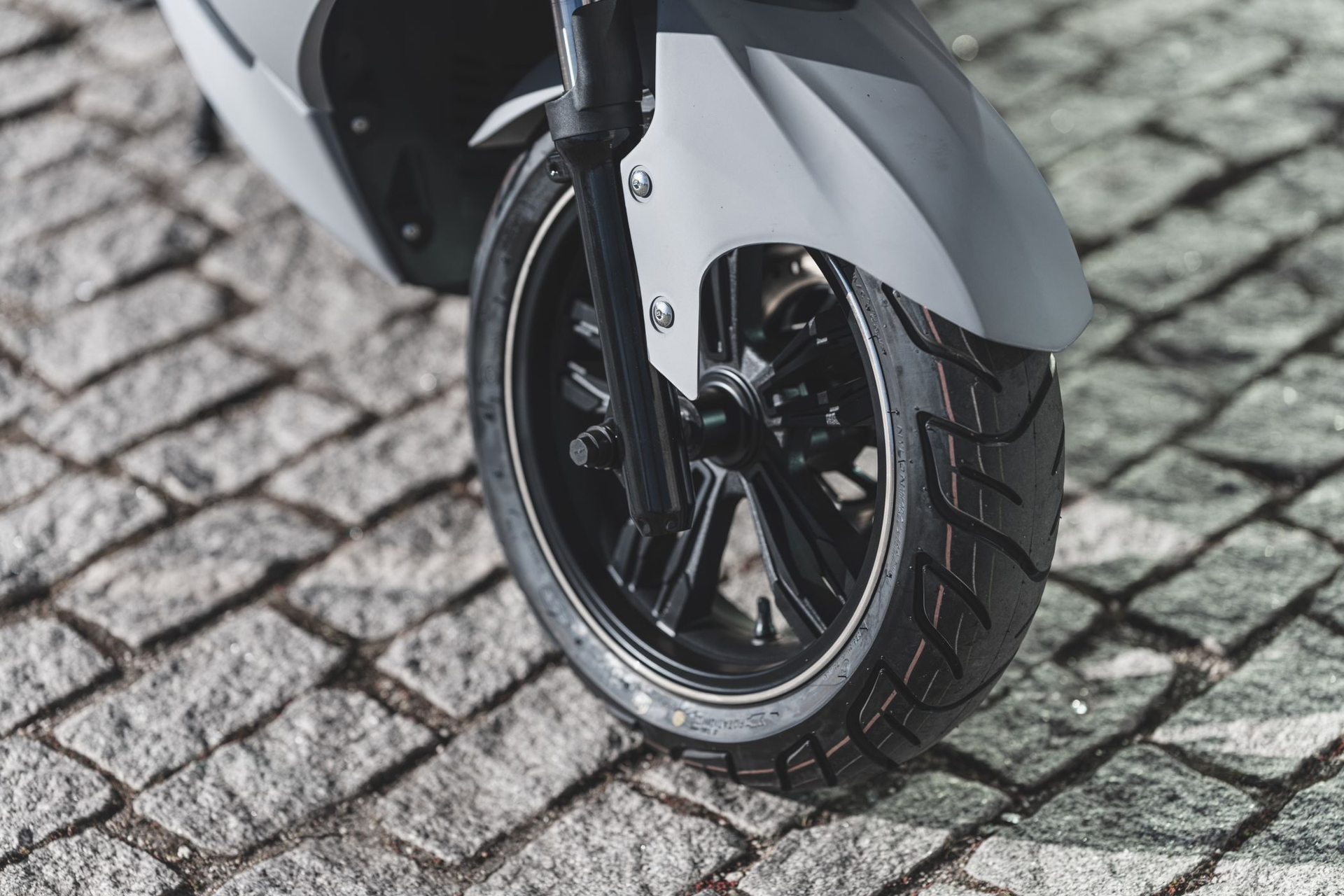 Detalle de la rueda del scooter, ideal para la movilidad urbana.