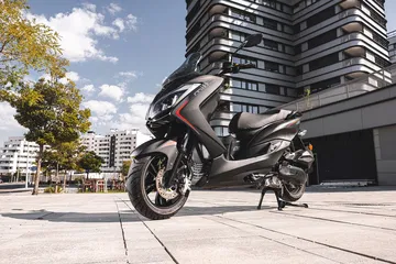 Es como una Honda PCX pero por 1.100 € menos es la opción con refrigeración líquida más interesante para ciudad.