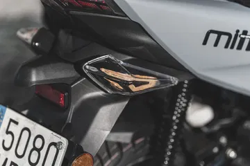 Detalle del piloto trasero del Mitt Legrand 125, diseño moderno y funcional.