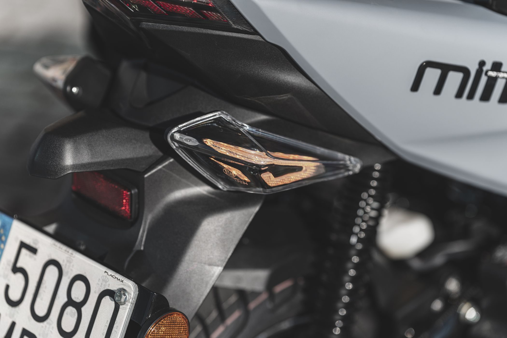 Detalle del piloto trasero del Mitt Legrand 125, diseño moderno y funcional.