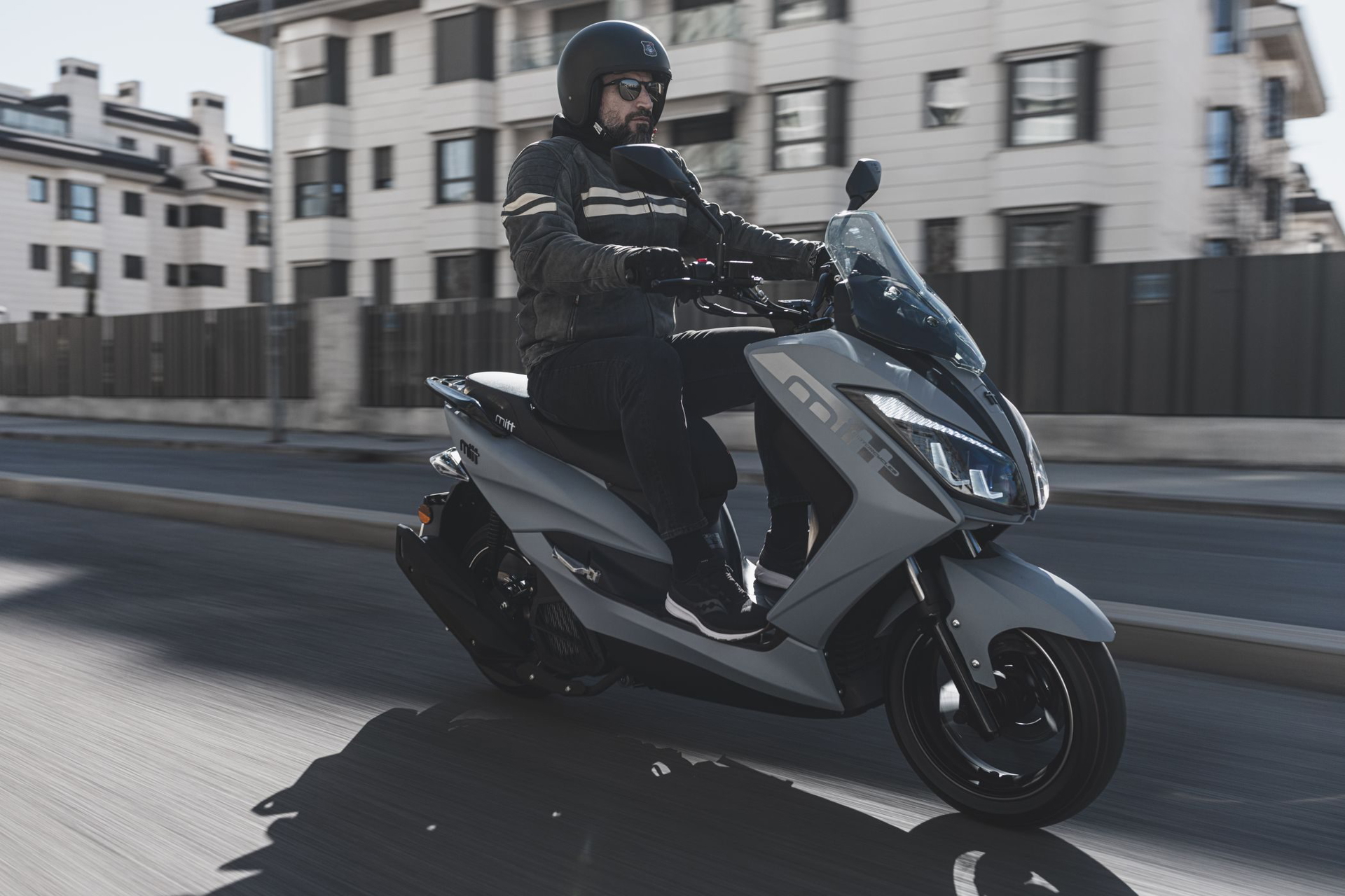 Es como una Honda PCX, con refrigeración líquida, ideal para la ciudad.