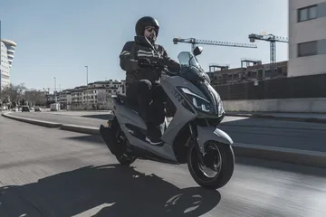 Scooter compacto ideal para la ciudad, excelente relación calidad-precio.