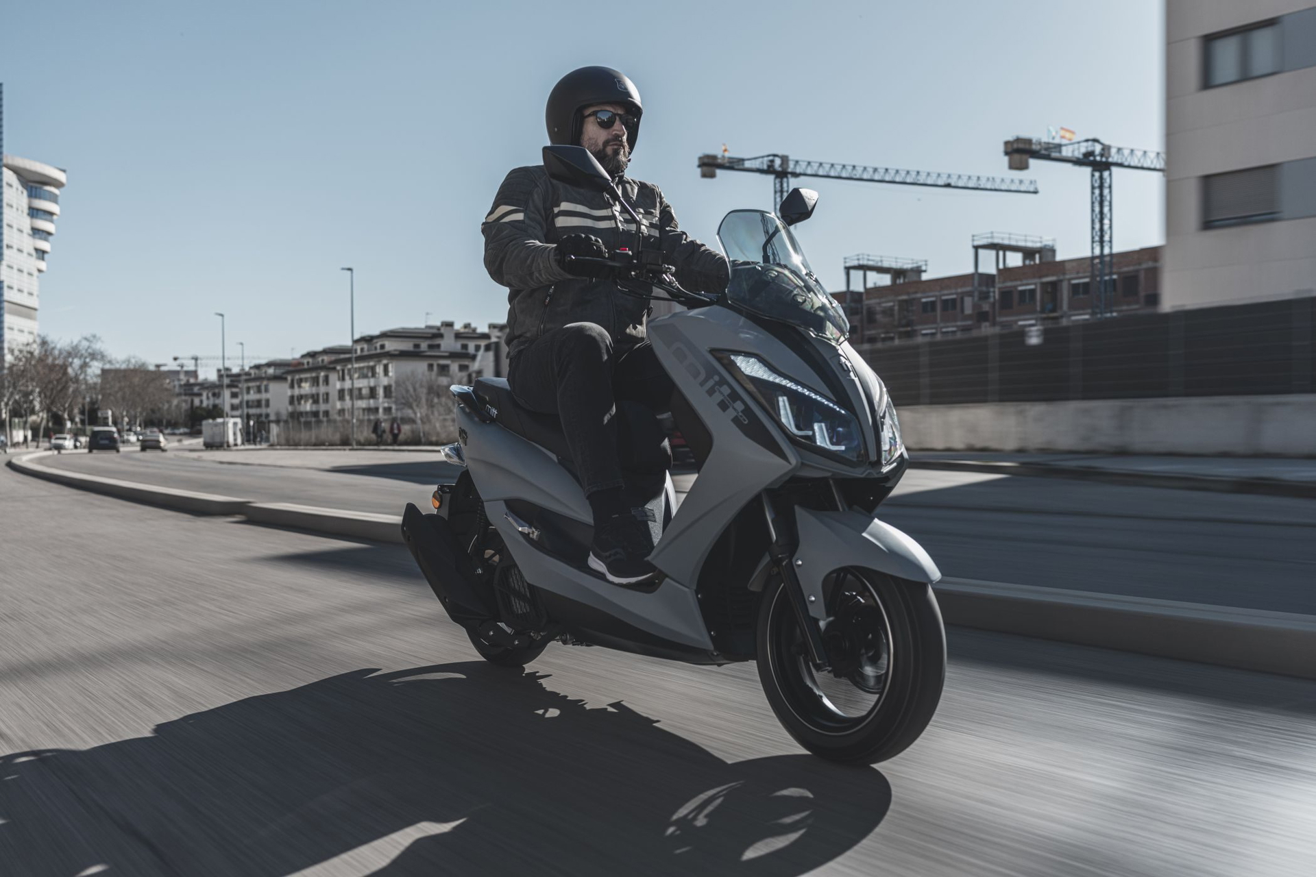 Scooter compacto ideal para la ciudad, excelente relación calidad-precio.