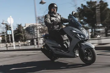 Este scooter destaca por su diseño urbano y economía, ideal para el tráfico citadino.