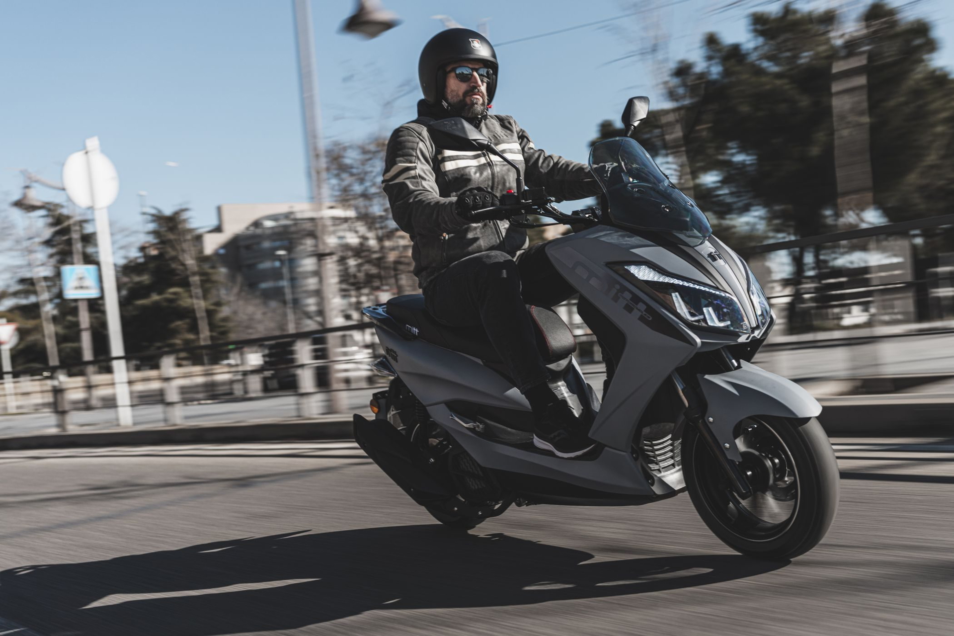 Este scooter destaca por su diseño urbano y economía, ideal para el tráfico citadino.