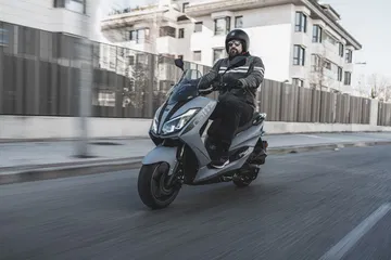 Scooter similar a Honda PCX, refrigeración líquida ideal para la ciudad.