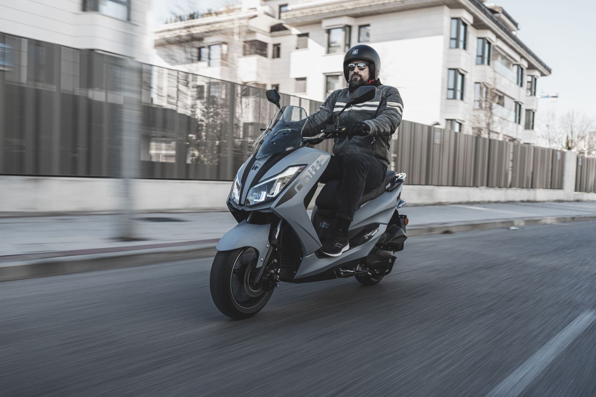 Scooter similar a Honda PCX, refrigeración líquida ideal para la ciudad.