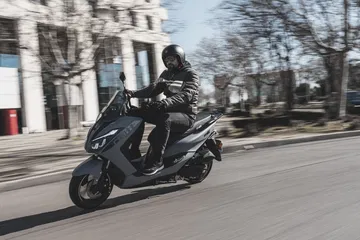 Es una scooter ideal para la ciudad, destacando su refrigeración líquida.