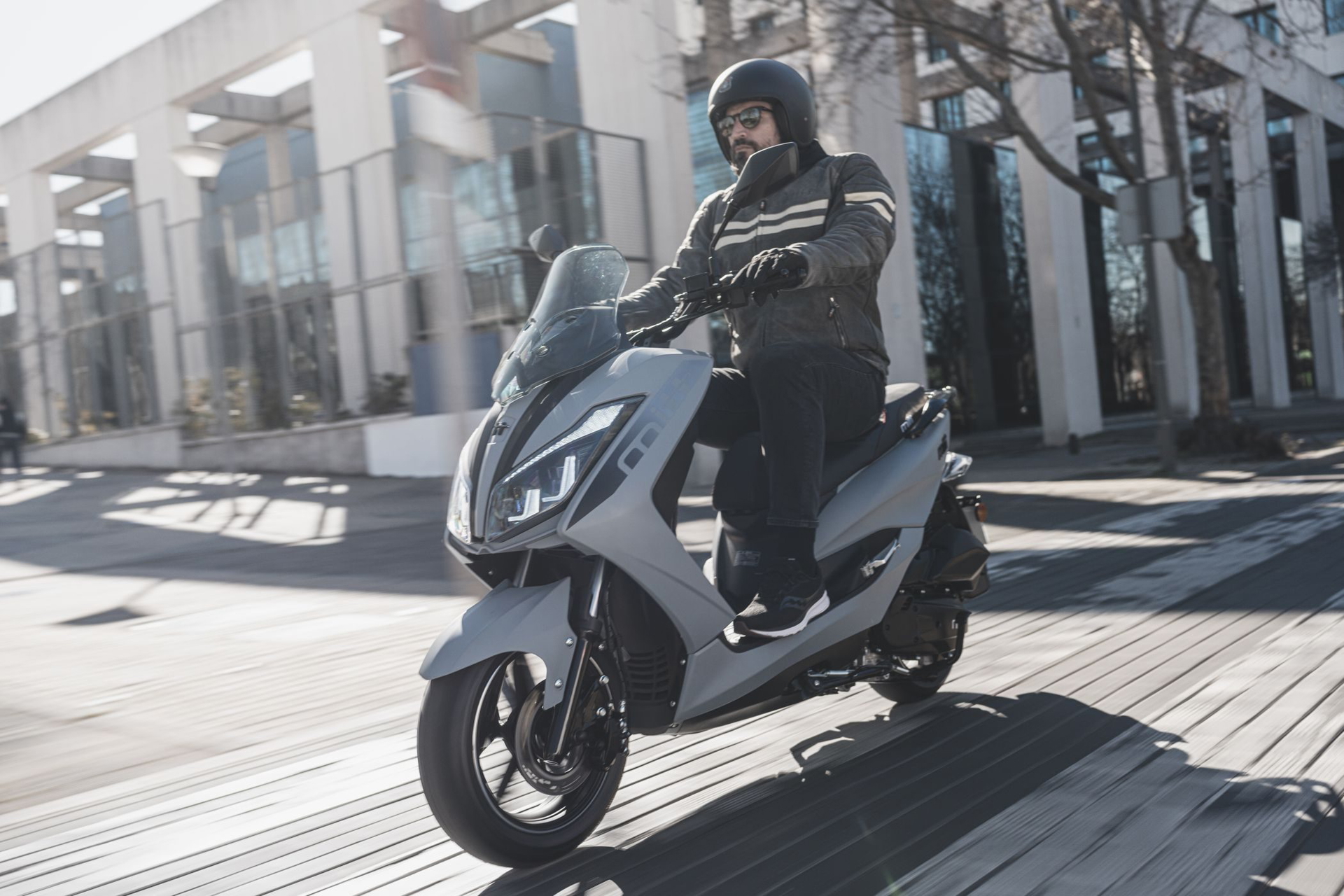 Es una motocicleta que destaca por su diseño moderno y refrigeración líquida, ideal para la ciudad.