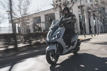 La Mitt Legrand 125cc, con refrigeración líquida, es una opción atractiva para desplazamientos urbanos.
