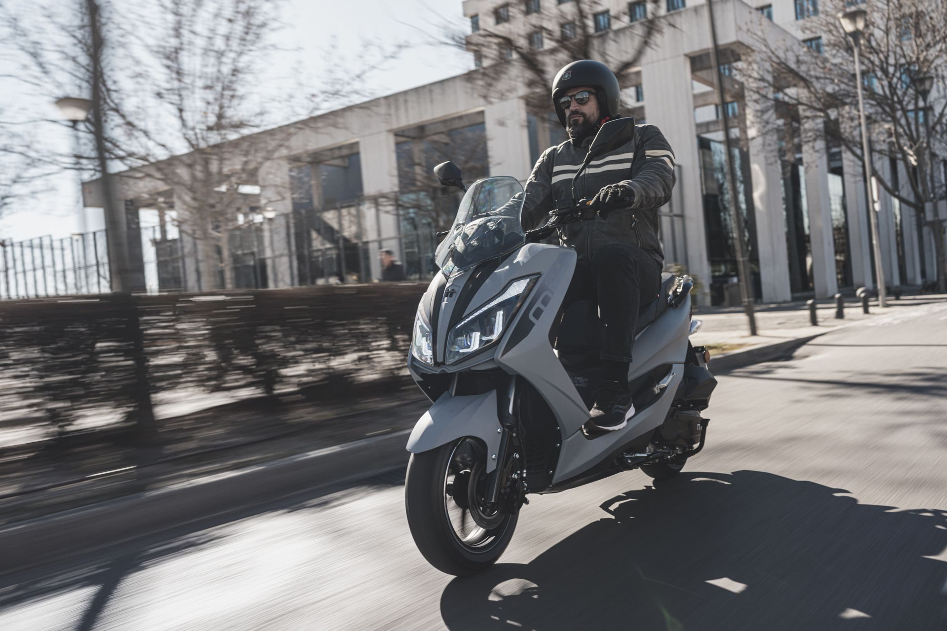 La Mitt Legrand 125cc, con refrigeración líquida, es una opción atractiva para desplazamientos urbanos.