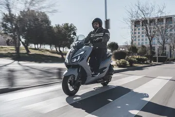 Scooter de 125cc con diseño urbano y refrigeración líquida, ideal para la ciudad.