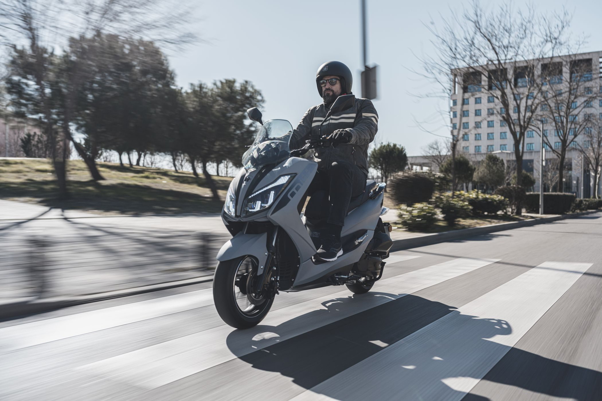 Scooter de 125cc con diseño urbano y refrigeración líquida, ideal para la ciudad.