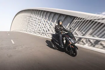 Es como una Honda PCX pero por 1.100 € menos es la opción con refrigeración líquida más interesante para ciudad.