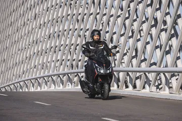 Scooter de ciudad con diseño moderno y refrigeración líquida, ideal para la urbe.