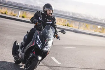 Es como una Honda PCX, opción líquida ideal para ciudad y ahorro.