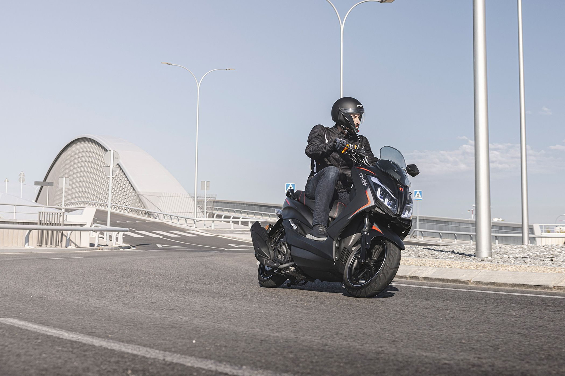 Es una scooter ágil y moderna, ideal para la ciudad con un diseño atractivo.