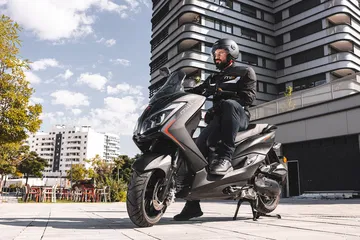 Este scooter destaca por su refrigeración líquida, ideal para la ciudad y más asequible que la Honda PCX.