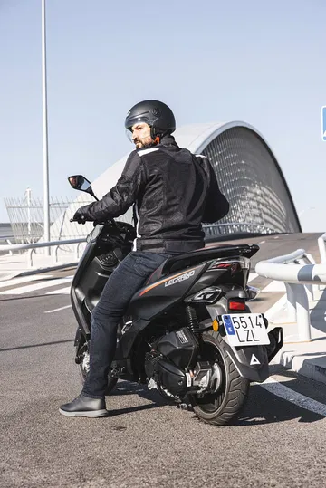Montado en el Mitt Legrand 125cc, una opción económica y eficiente para el tráfico urbano.