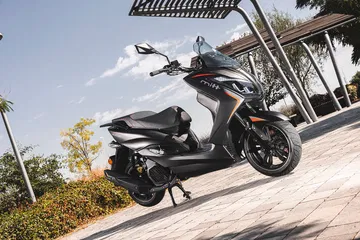 Scooter con diseño moderno y aerodinámico, ideal para la ciudad.