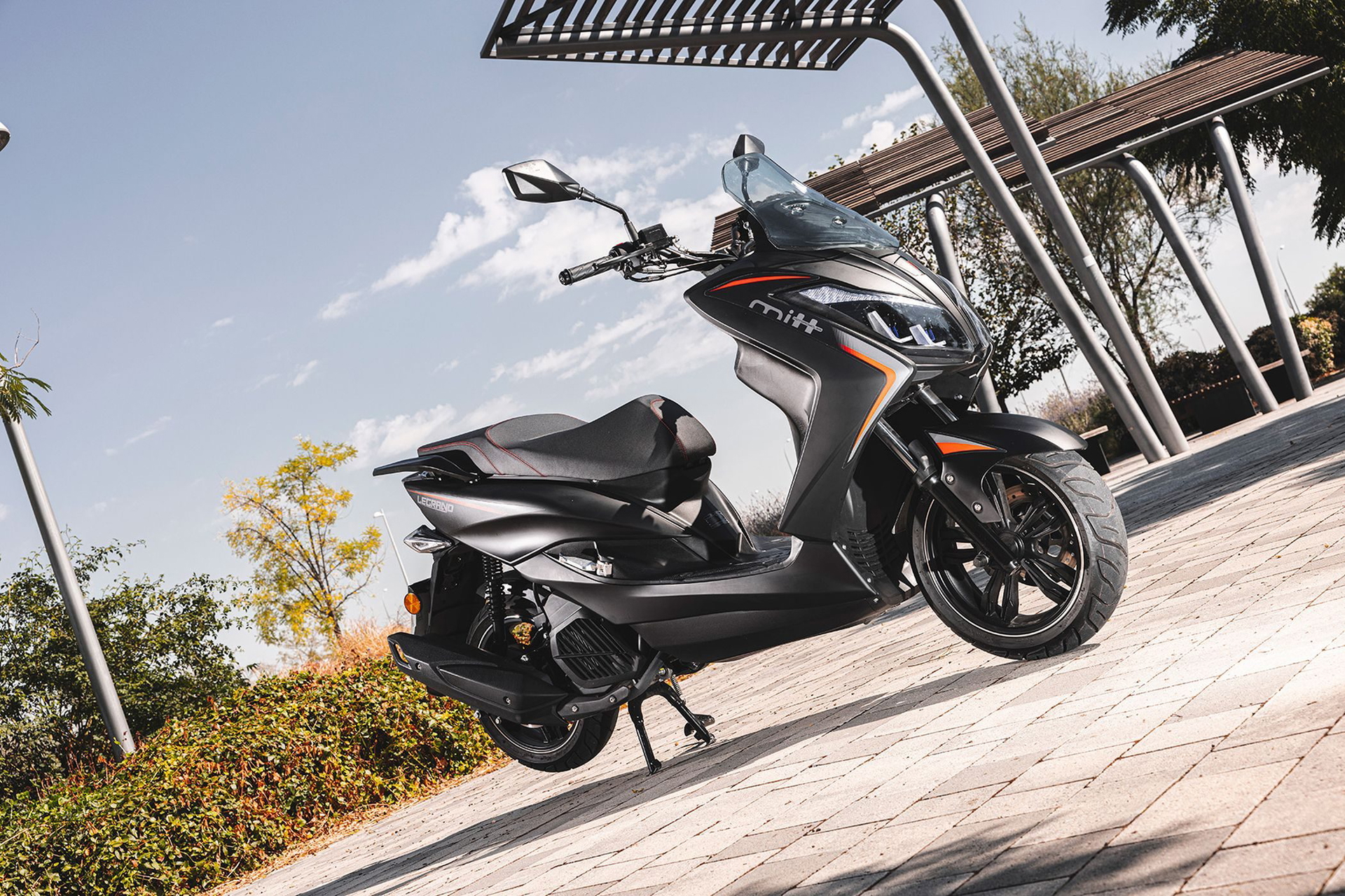 Scooter con diseño moderno y aerodinámico, ideal para la ciudad.