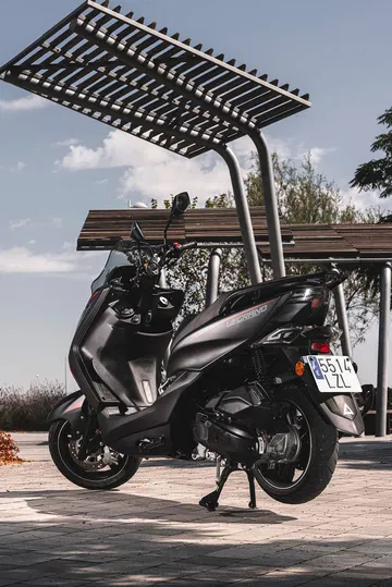Es una scooter ágil y moderna, ideal para el tráfico urbano.