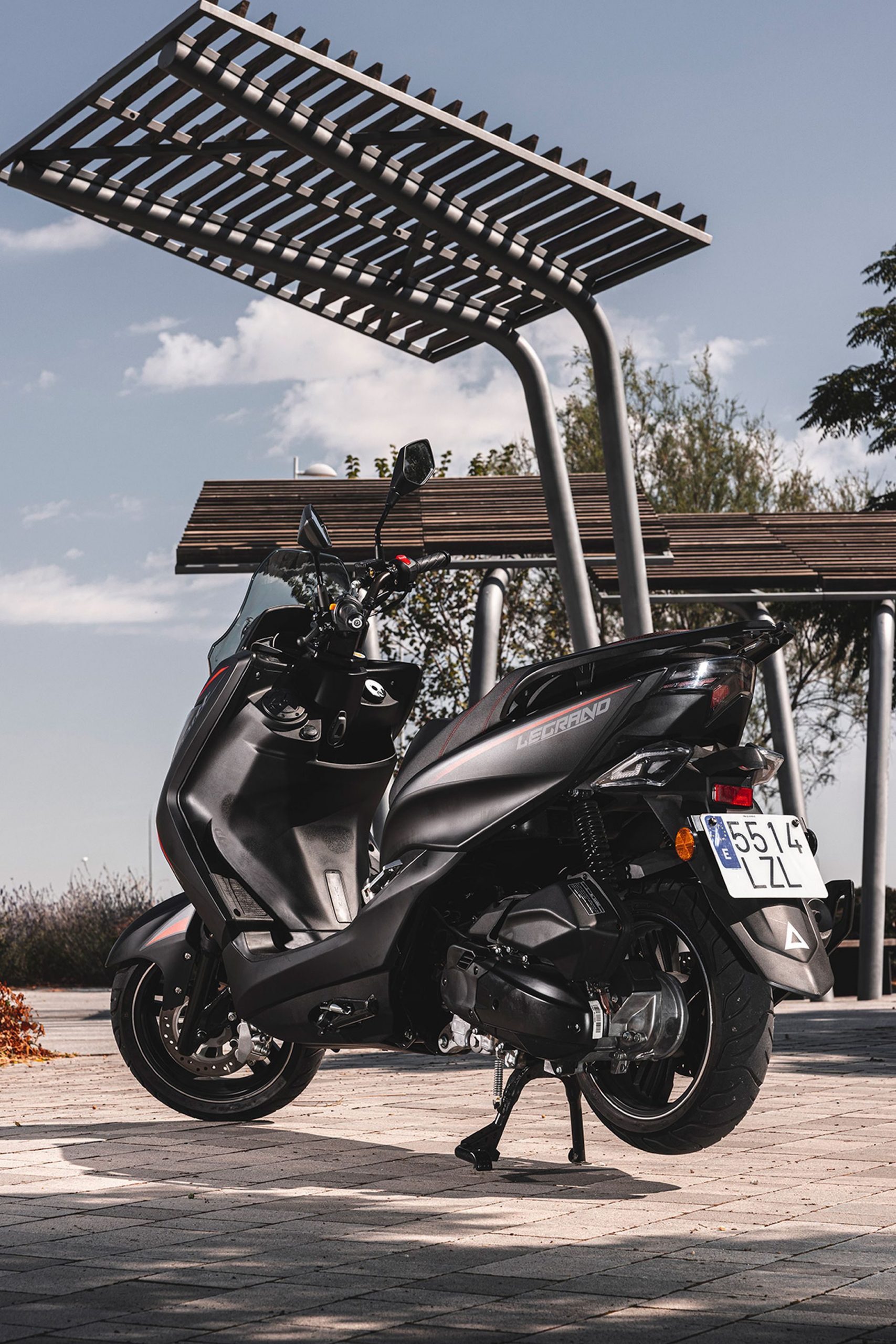 Es una scooter ágil y moderna, ideal para el tráfico urbano.