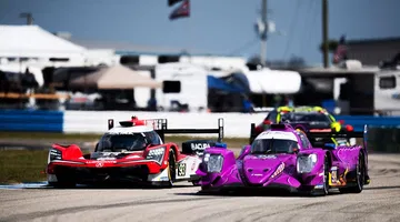 El Oreca compite en una dura batalla en Watkins Glen, destacando su aerodinámica.
