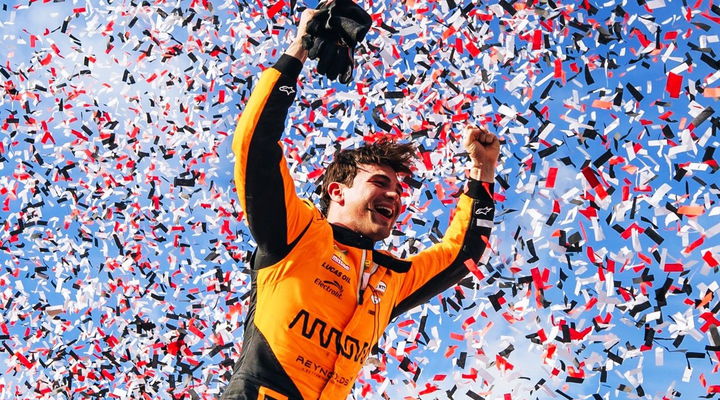 Un brillante Patricio O'Ward celebra su victoria en Iowa, desbordando emoción.