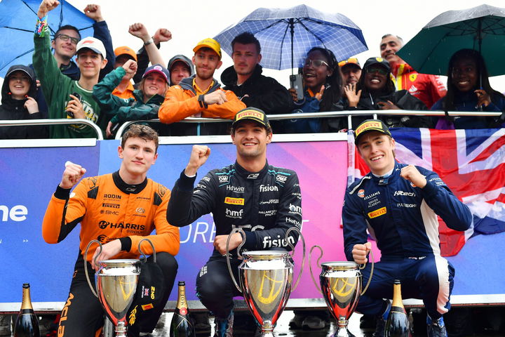 Jak Crawford y Leonardo Fornaroli celebran su triunfo en Silverstone.