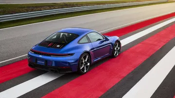 Vista trasera del Porsche 911 Club Coupe, destaca su diseño aerodinámico.