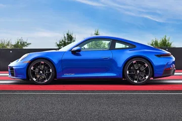 Vista lateral del Porsche 911, resaltando su diseño aerodinámico.