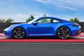 Vista lateral del Porsche 911, resaltando su diseño aerodinámico.