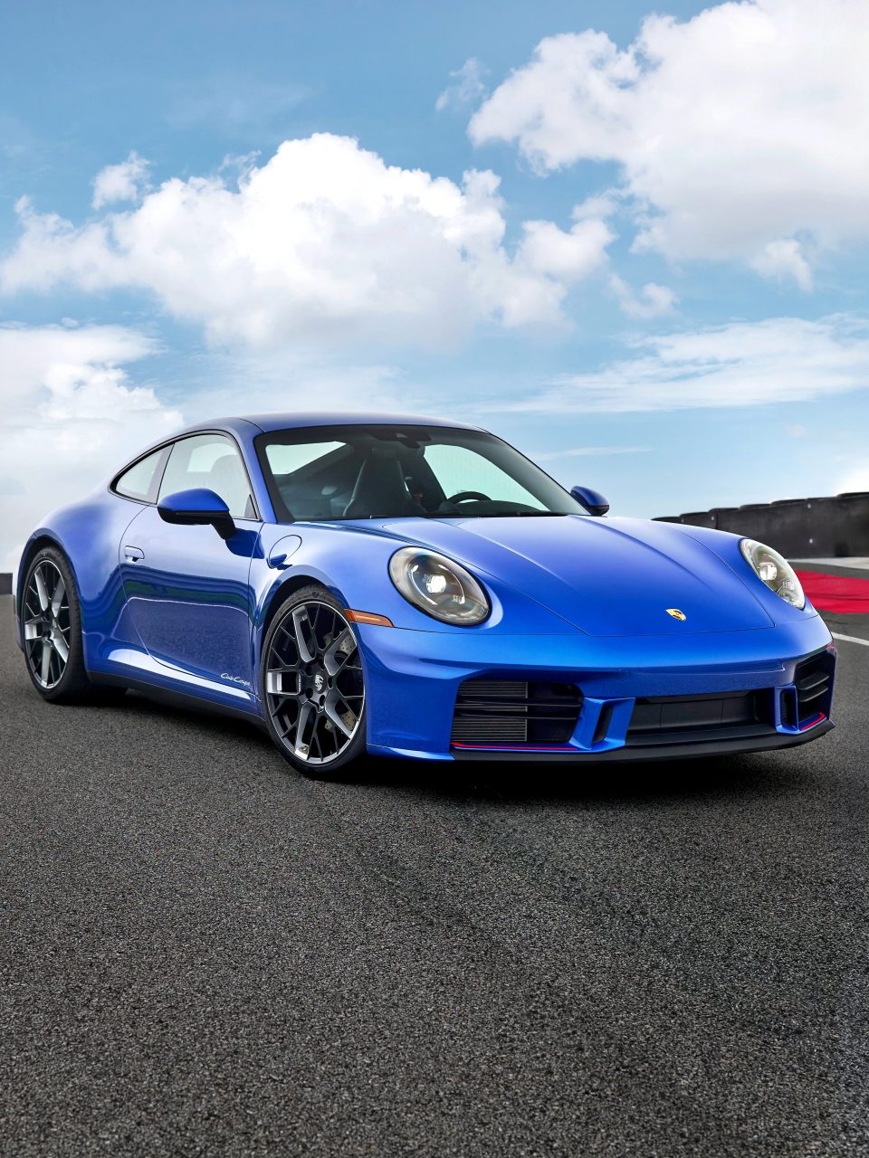 El Porsche 911 muestra su imponente diseño deportivo y elegante. 