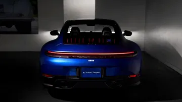 Vista trasera del Porsche 911 Club Coupe, destaca su diseño elegante y moderno.