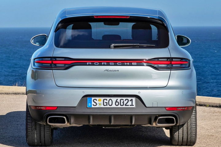 Vista trasera del Porsche Macan, que destaca por sus líneas elegantes y deportivas.