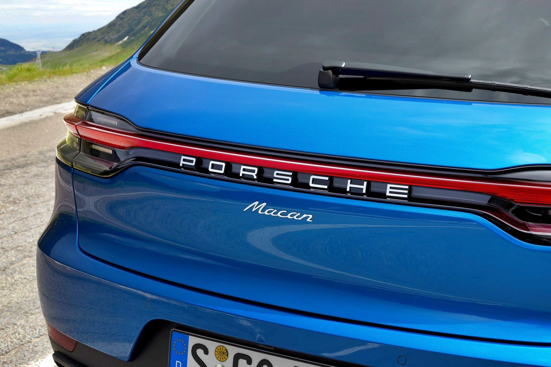 Detalle distintivo del Porsche Macan, resaltando su elegancia y tecnología.