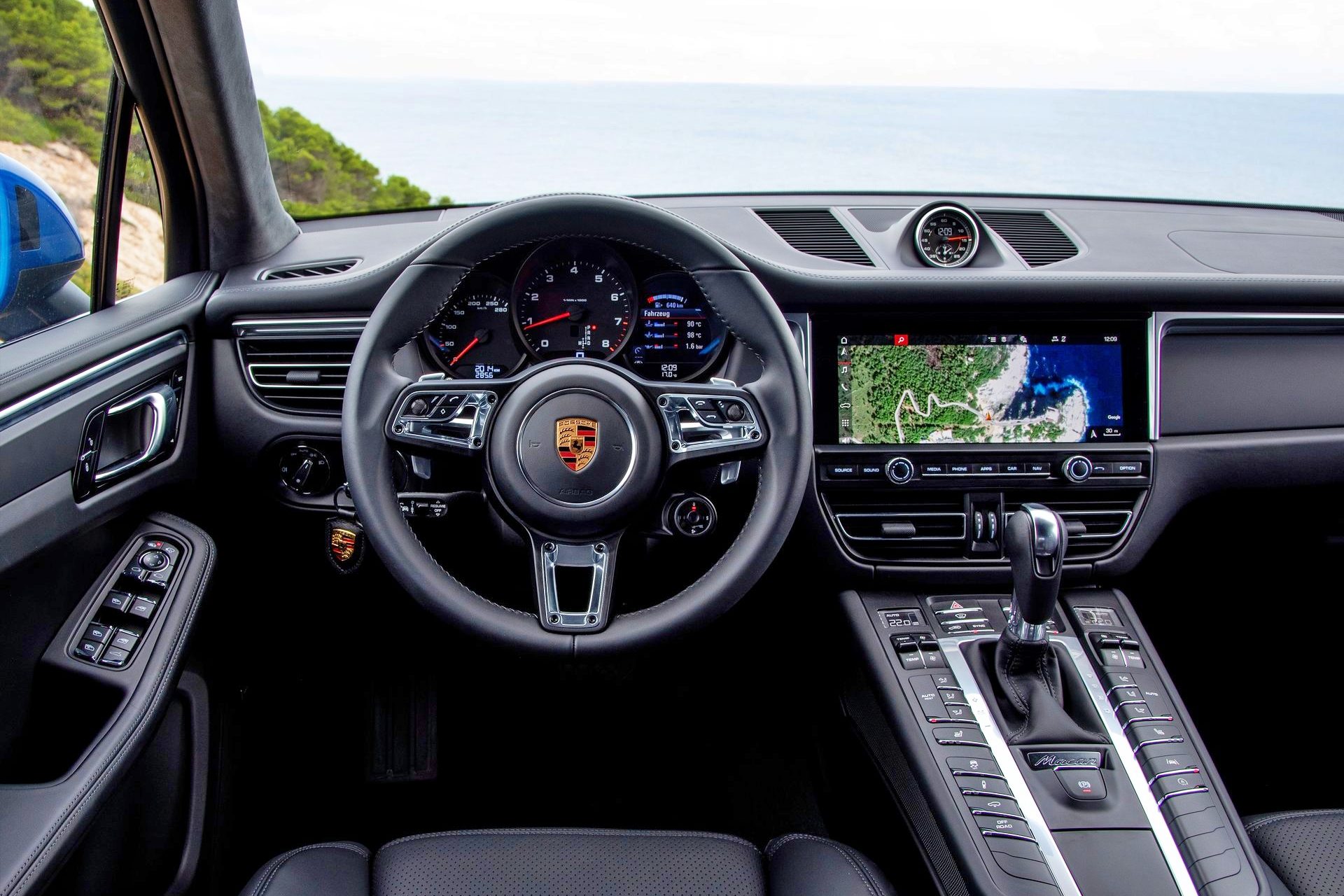 Cabina elegante y tecnológicamente avanzada del Porsche Macan 2.0 TSI.