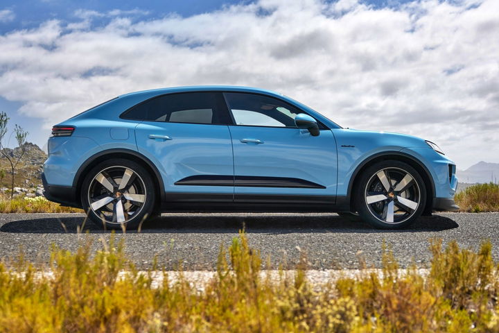 El nuevo Porsche Macan híbrido combina eficiencia con un diseño deportivo y versátil.