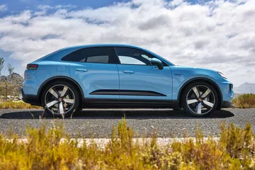 El nuevo Porsche Macan híbrido combina eficiencia con un diseño deportivo y versátil.