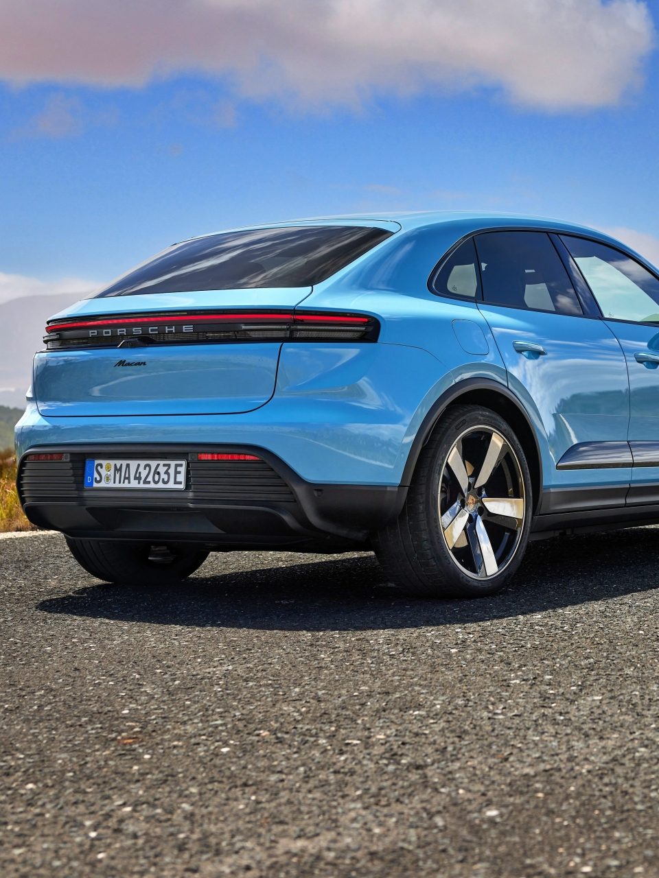 El nuevo Porsche Macan híbrido combina eficiencia y diseño para una experiencia de conducción única.