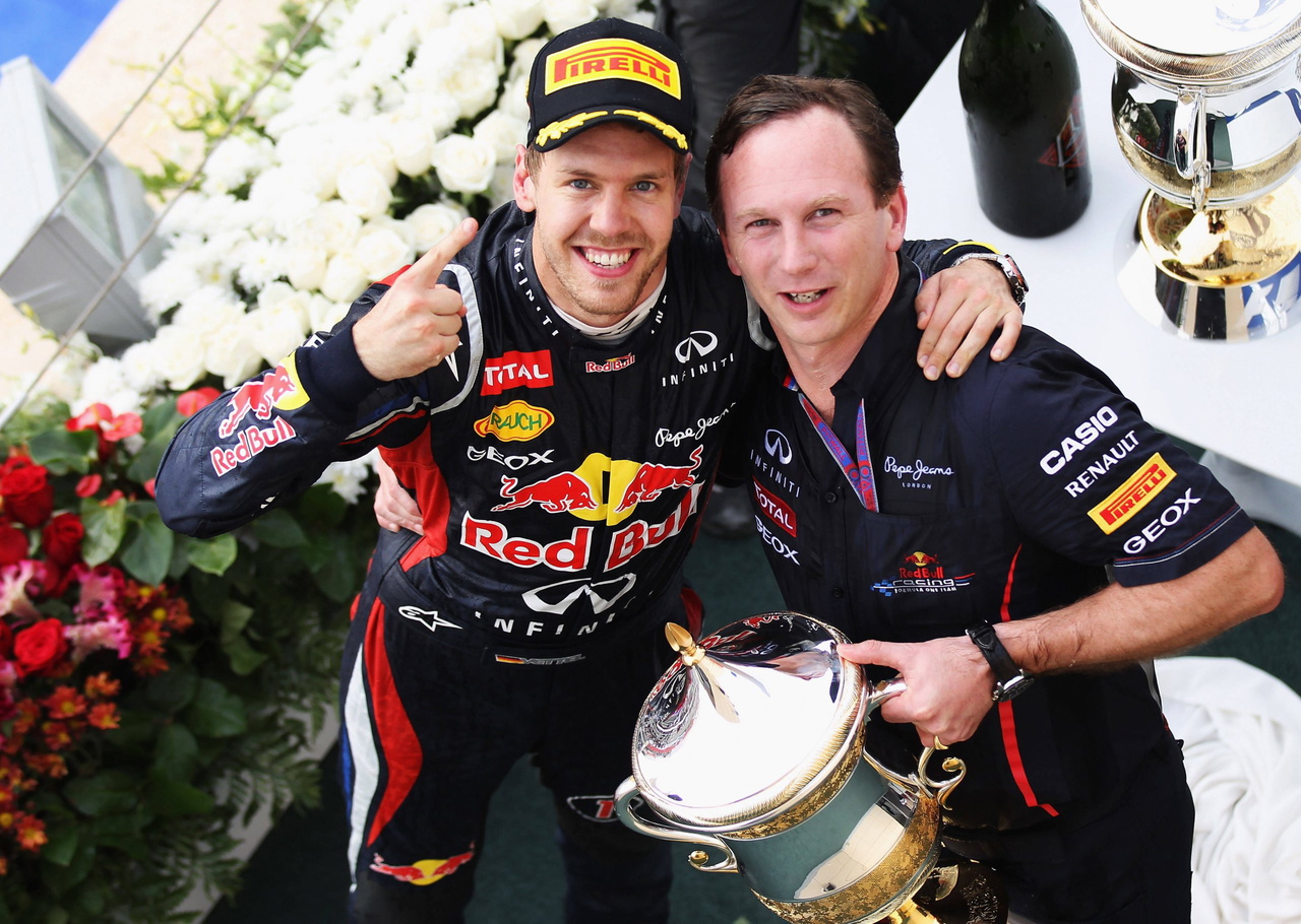 Celebración en el podio con el equipo Red Bull tras una victoria destacada.