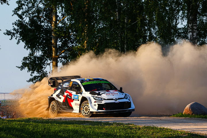 Oliver Solberg pilotando su coche en el Rally de Estonia
