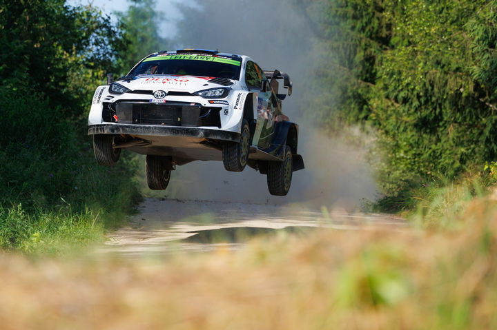Oliver Solberg en acción, saltando en pleno Rally de Estonia