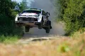 Oliver Solberg en acción, saltando en pleno Rally de Estonia