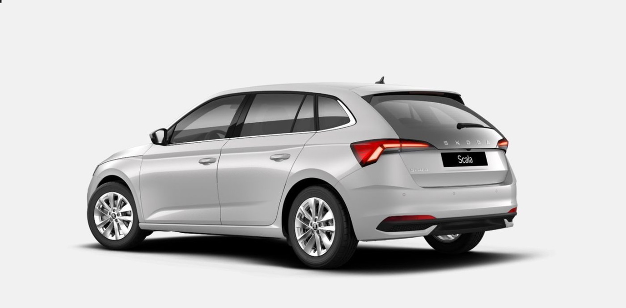 Vista trasera y lateral del Skoda Scala, mostrando su diseño moderno y elegante.